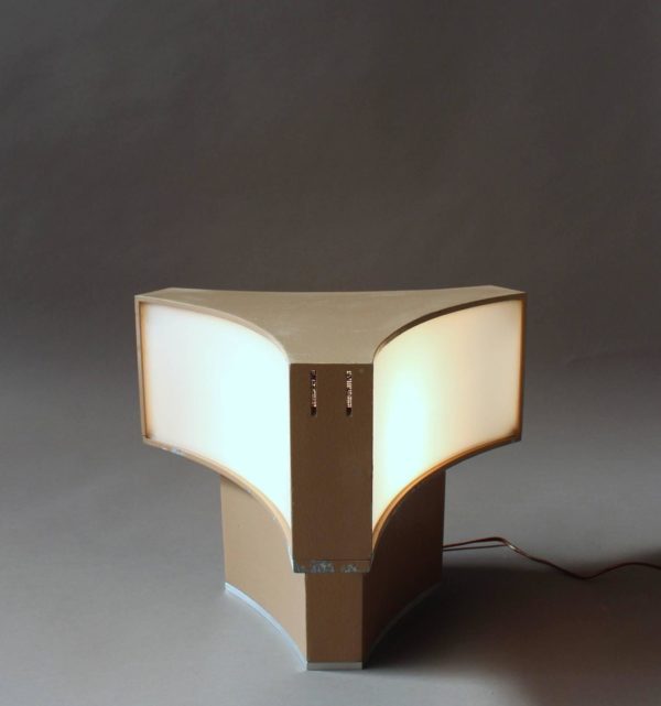 French 1950's Lacquered Metal and Lucite Triangular Shape table Lamp by Perzel - Image 5