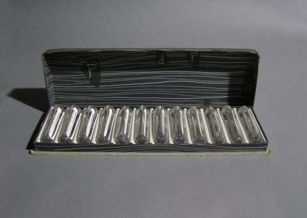 A Set of 12 Fine French Art Deco Cristal Knife Rests by Daum - Image 2