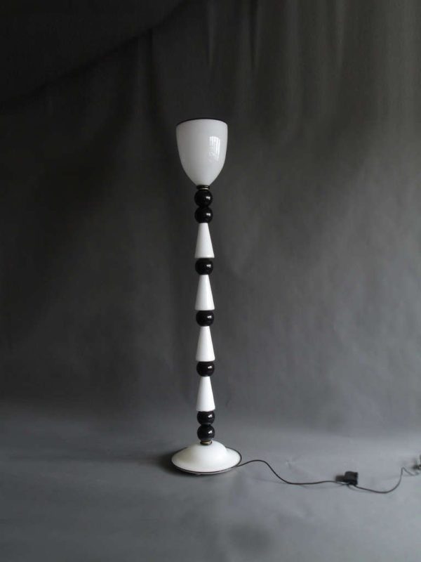 An Italian 1980's Black and White Hand Blown Murano Glass Floor Lamp. - Image 3