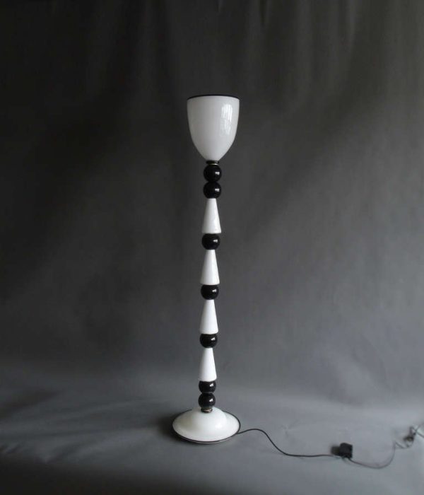 An Italian 1980's Black and White Hand Blown Murano Glass Floor Lamp. - Image 4