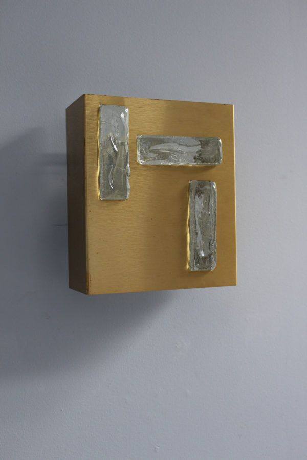 A French 1970s Bronze and Glass Slab Sconce by Perzel. - Image 3