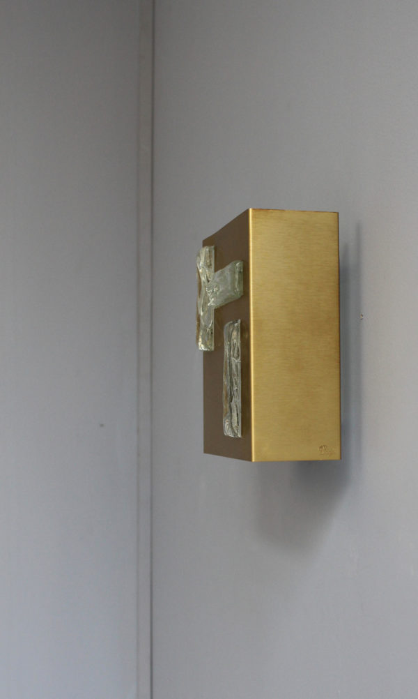 A French 1970s Bronze and Glass Slab Sconce by Perzel. - Image 4