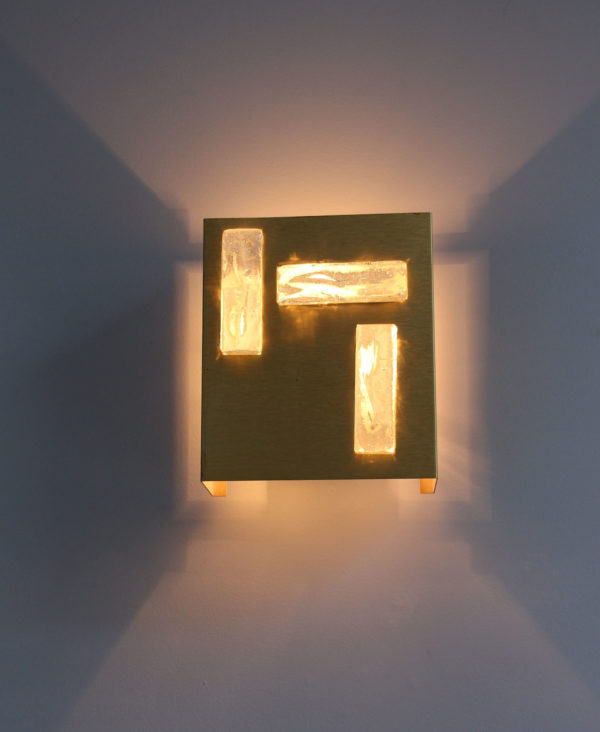 A French 1970s Bronze and Glass Slab Sconce by Perzel. - Image 8