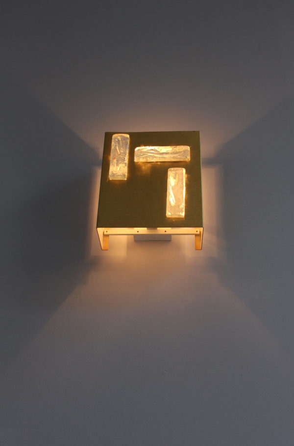 A French 1970s Bronze and Glass Slab Sconce by Perzel. - Image 9