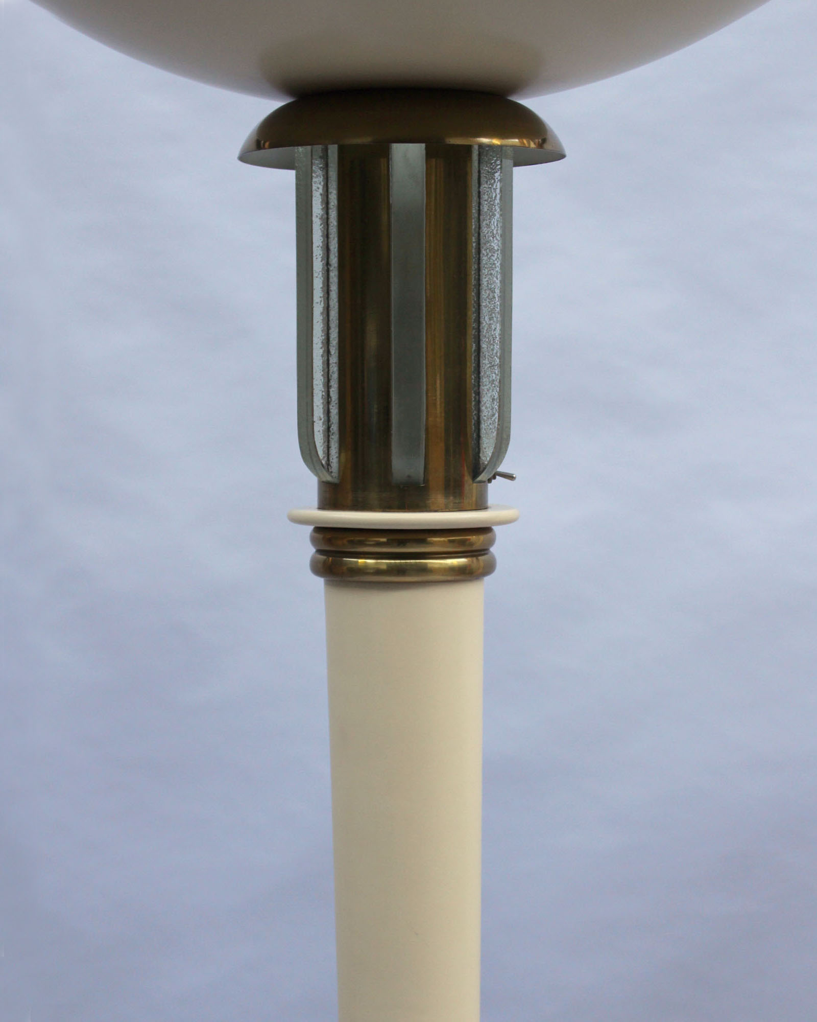 Fine French Art Deco Lacquered Floor Lamp with Glass and Brass details - Image 6