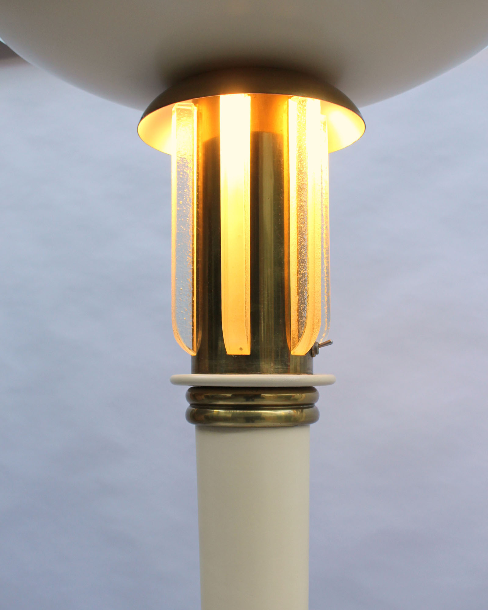 Fine French Art Deco Lacquered Floor Lamp with Glass and Brass details - Image 5