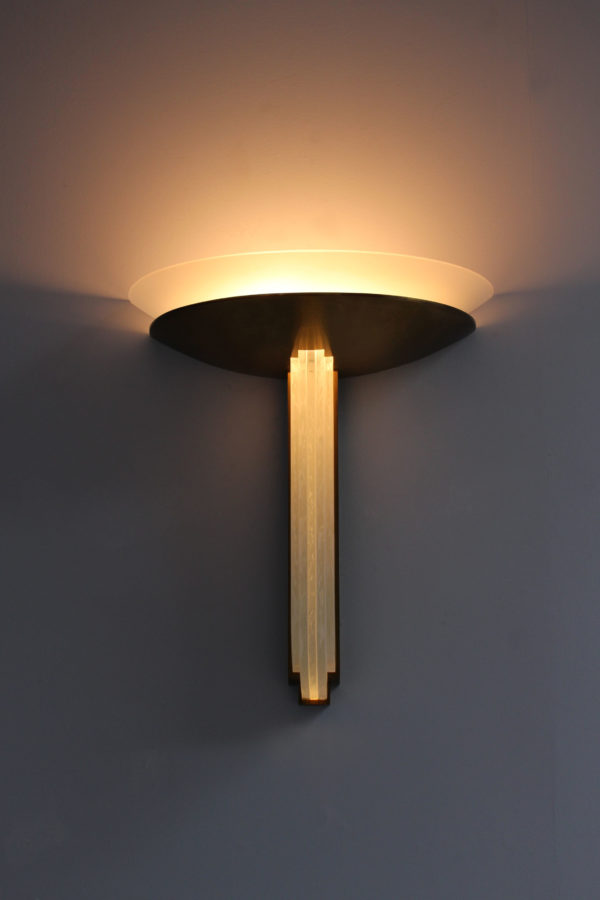 A Fine Large French Art Deco Bronze and Glass Wall Light by Perzel - Image 4