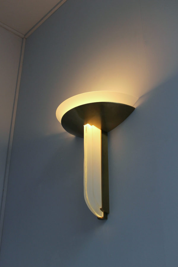 A Fine Large French Art Deco Bronze and Glass Wall Light by Perzel - Image 6