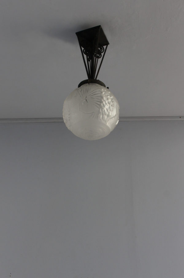 Fine French Art Deco Wrought Iron and Frosted Glass Pendant by Muller Frères - Image 3