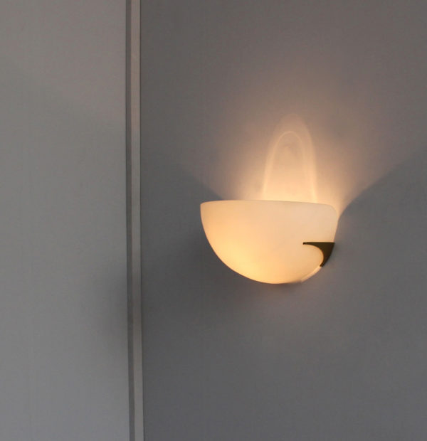 A fine French Art Deco White Opaline and Bronze Sconce by Perzel - Image 4