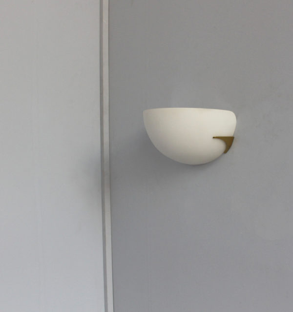 A fine French Art Deco White Opaline and Bronze Sconce by Perzel - Image 5