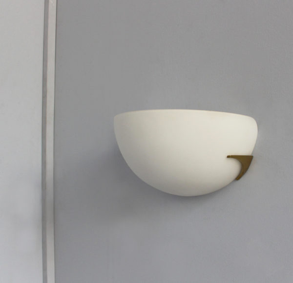 A fine French Art Deco White Opaline and Bronze Sconce by Perzel - Image 3