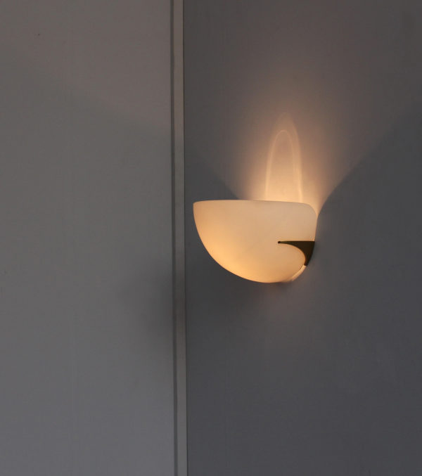 A fine French Art Deco White Opaline and Bronze Sconce by Perzel - Image 8