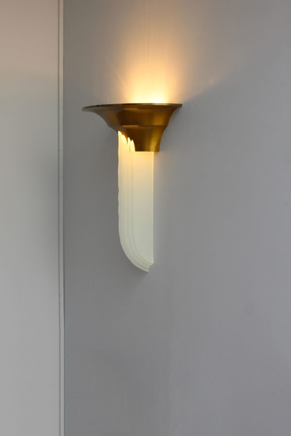 A Large Fine French Art Deco Bronze Sconce with Cascading Glass Slabs by Perzel - Image 17