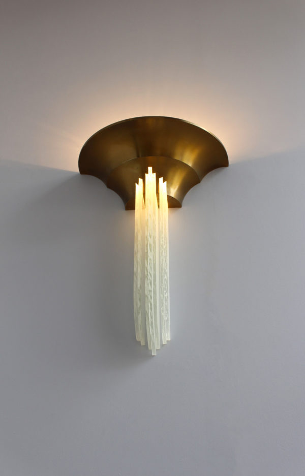 A Large Fine French Art Deco Bronze Sconce with Cascading Glass Slabs by Perzel - Image 5