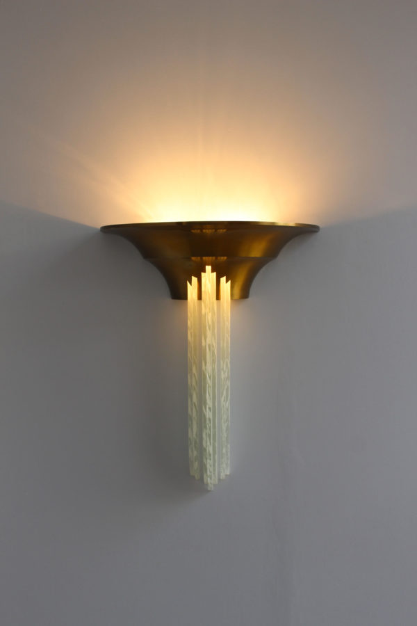 A Large Fine French Art Deco Bronze Sconce with Cascading Glass Slabs by Perzel - Image 4