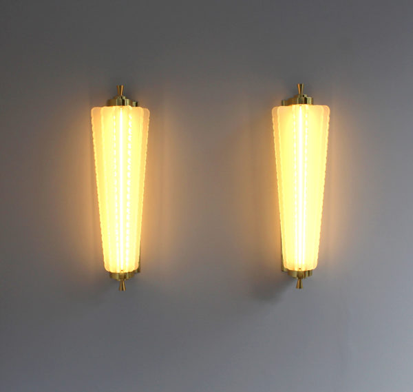 Pair of Fine French Art Deco Glass and Bronze Sconces - Image 3