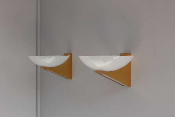 A Pair of 1950s Brass and Lucite Sconces - Image 7