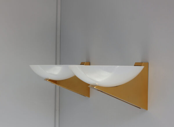 A Pair of 1950s Brass and Lucite Sconces - Image 8