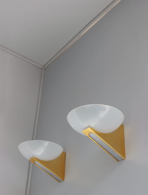 A Pair of 1950s Brass and Lucite Sconces - Image 6