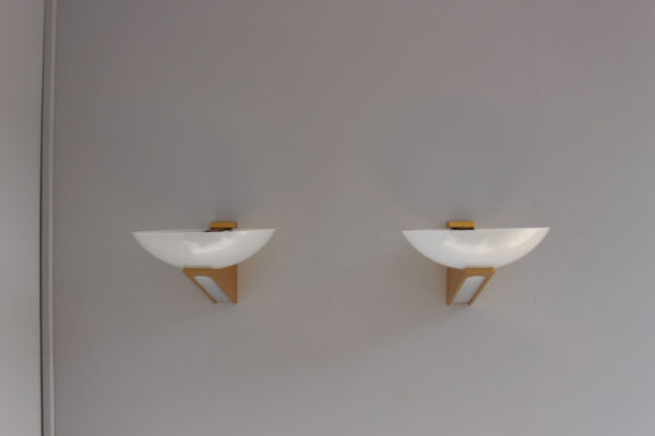 A Pair of 1950s Brass and Lucite Sconces - Image 11